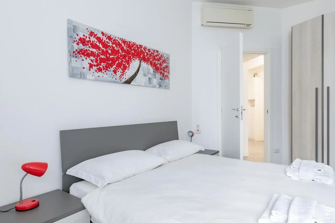 Appartement Piazza De Angeli M1 Comfortable Flat With Balcony Milaan