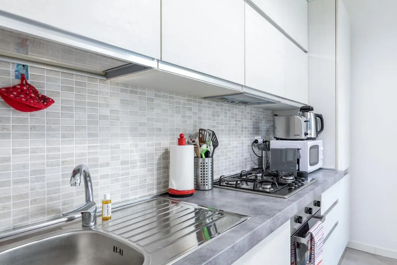 Piazza De Angeli M1 Comfortable Flat With Balcony Milaan