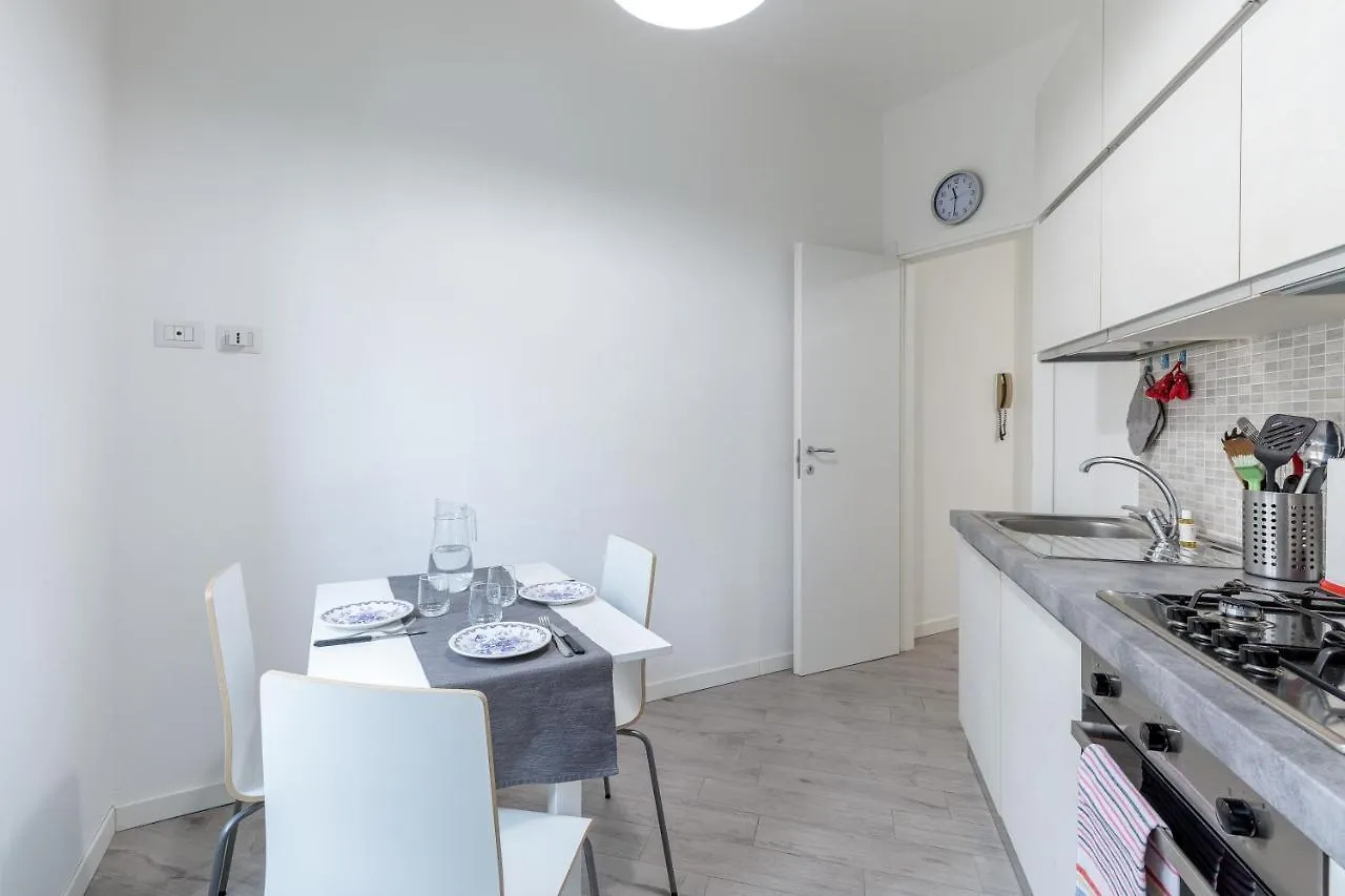 Appartement Piazza De Angeli M1 Comfortable Flat With Balcony Milaan